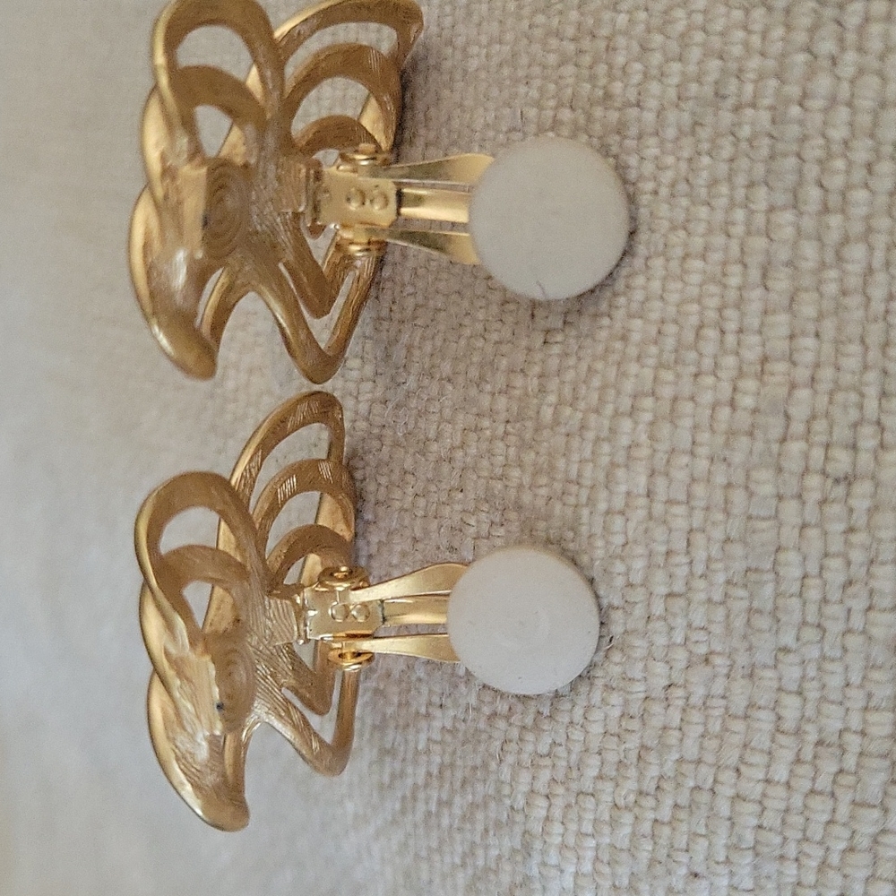 Vintage 70's Anne Klein for Lord and Taylor Clip Earrings In Matte Gold - Picture 4 of 4